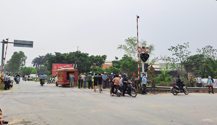 tin tuc tai nan giao thong moi nhat ngay 13 3 tu gay tai nan nam thanh nien vang xa hon 10m tu vong dspl 1