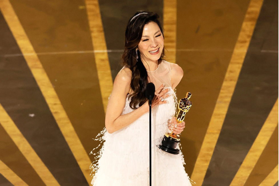 cau noi truyen cam hung cua duong tu quynh gay 22chan dong22 tren san khau oscar2 cau noi truyen cam hung cua duong tu quynh gay 22chan dong22 tren san khau oscar2