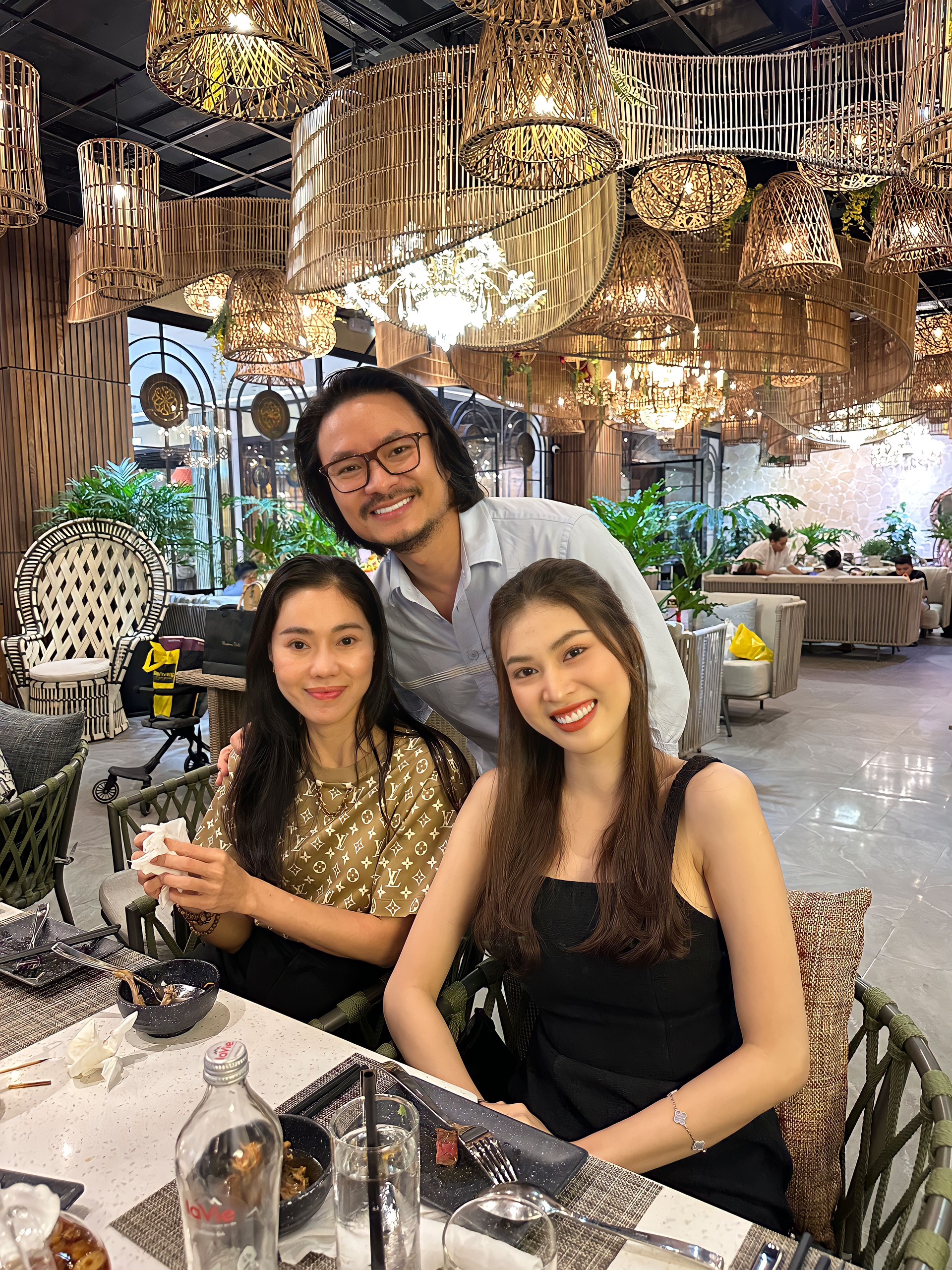 22soi22 nhan sac dan hoa hau nha sen vang trong tiec sinh nhat dao dien hoang nhat nam1 22soi22 nhan sac dan hoa hau nha sen vang trong tiec sinh nhat dao dien hoang nhat nam1