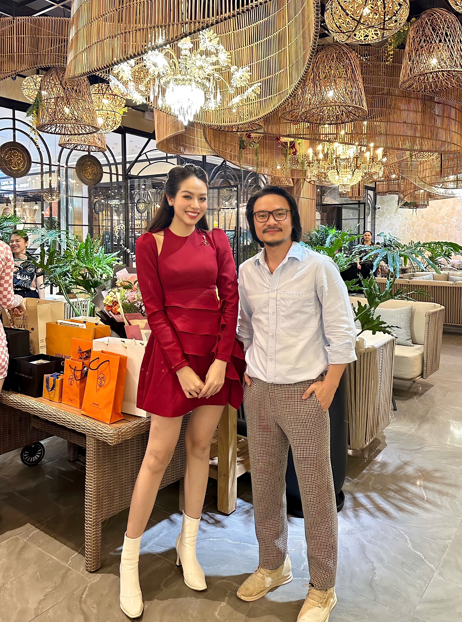 22soi22 nhan sac dan hoa hau nha sen vang trong tiec sinh nhat dao dien hoang nhat nam5 22soi22 nhan sac dan hoa hau nha sen vang trong tiec sinh nhat dao dien hoang nhat nam5