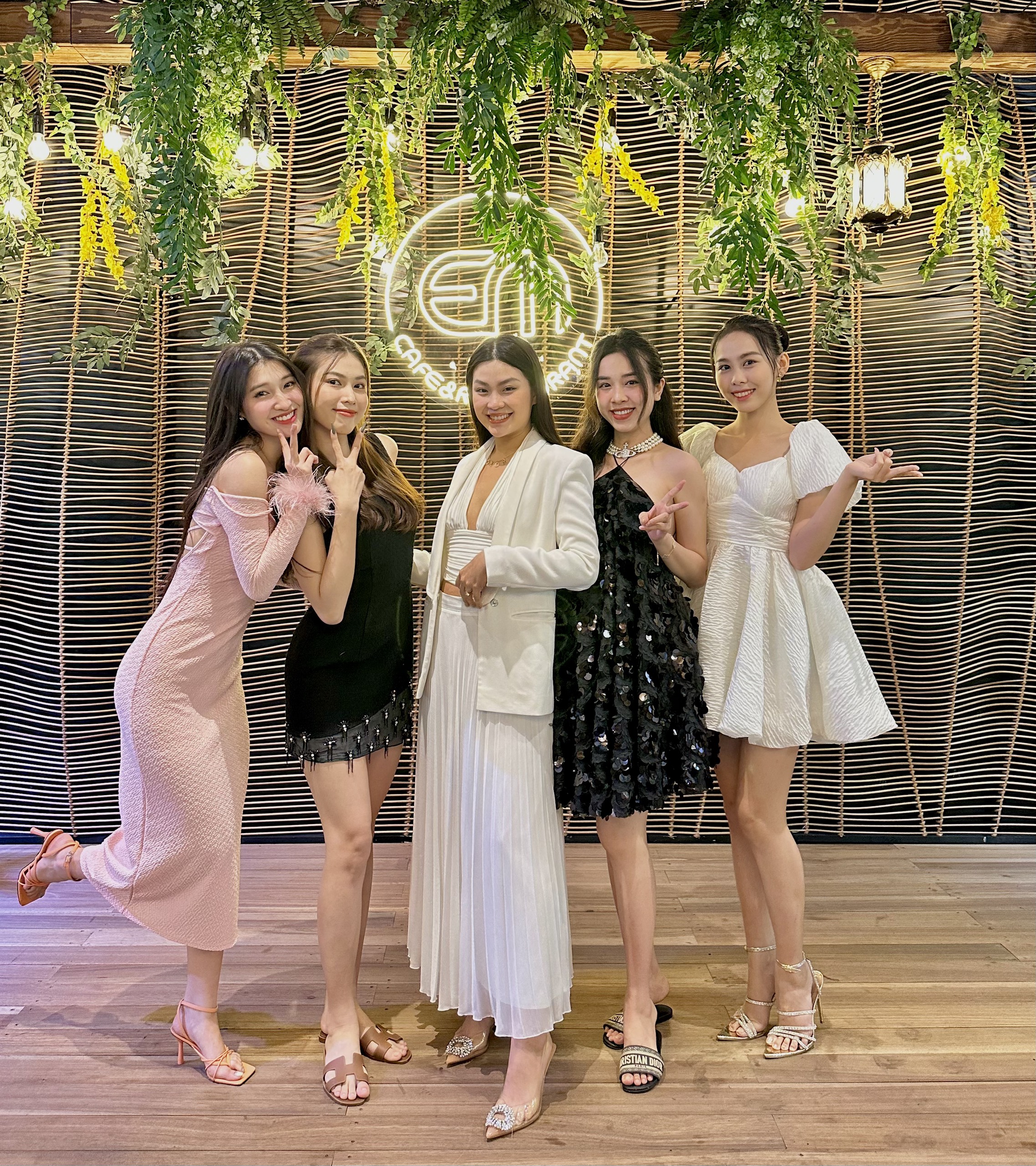 22soi22 nhan sac dan hoa hau nha sen vang trong tiec sinh nhat dao dien hoang nhat nam6 22soi22 nhan sac dan hoa hau nha sen vang trong tiec sinh nhat dao dien hoang nhat nam6