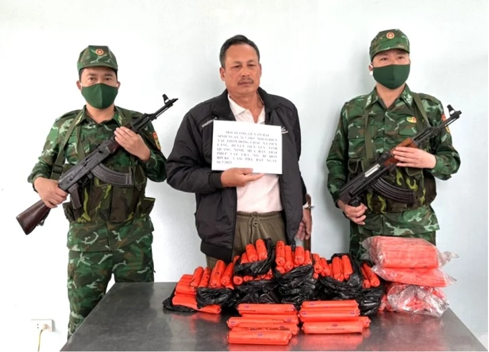 bat giam ke van chuyen 30 kg thuoc no ban cho ngu dan tai quang ninh1 bat giam ke van chuyen 30 kg thuoc no ban cho ngu dan tai quang ninh1