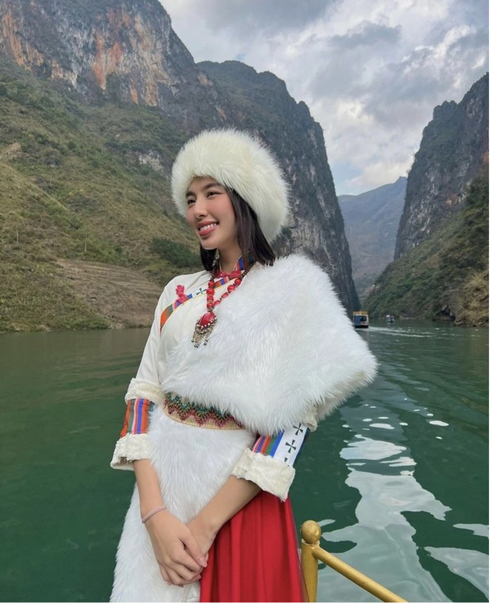 bi boc me trang phuc hoa hau thuy tien len tieng nhan sai1