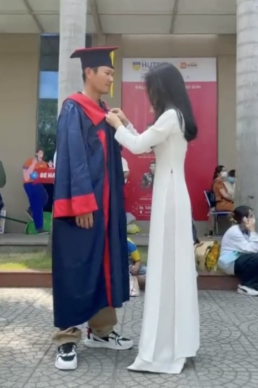 nu sinh khoac ao cu nhan cho anh trai trong ngay tot nghiep khien cong dong mang xuc dong1 nu sinh khoac ao cu nhan cho anh trai trong ngay tot nghiep khien cong dong mang xuc dong1
