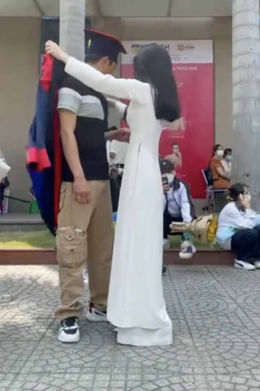 nu sinh khoac ao cu nhan cho anh trai trong ngay tot nghiep khien cong dong mang xuc dong2 nu sinh khoac ao cu nhan cho anh trai trong ngay tot nghiep khien cong dong mang xuc dong2