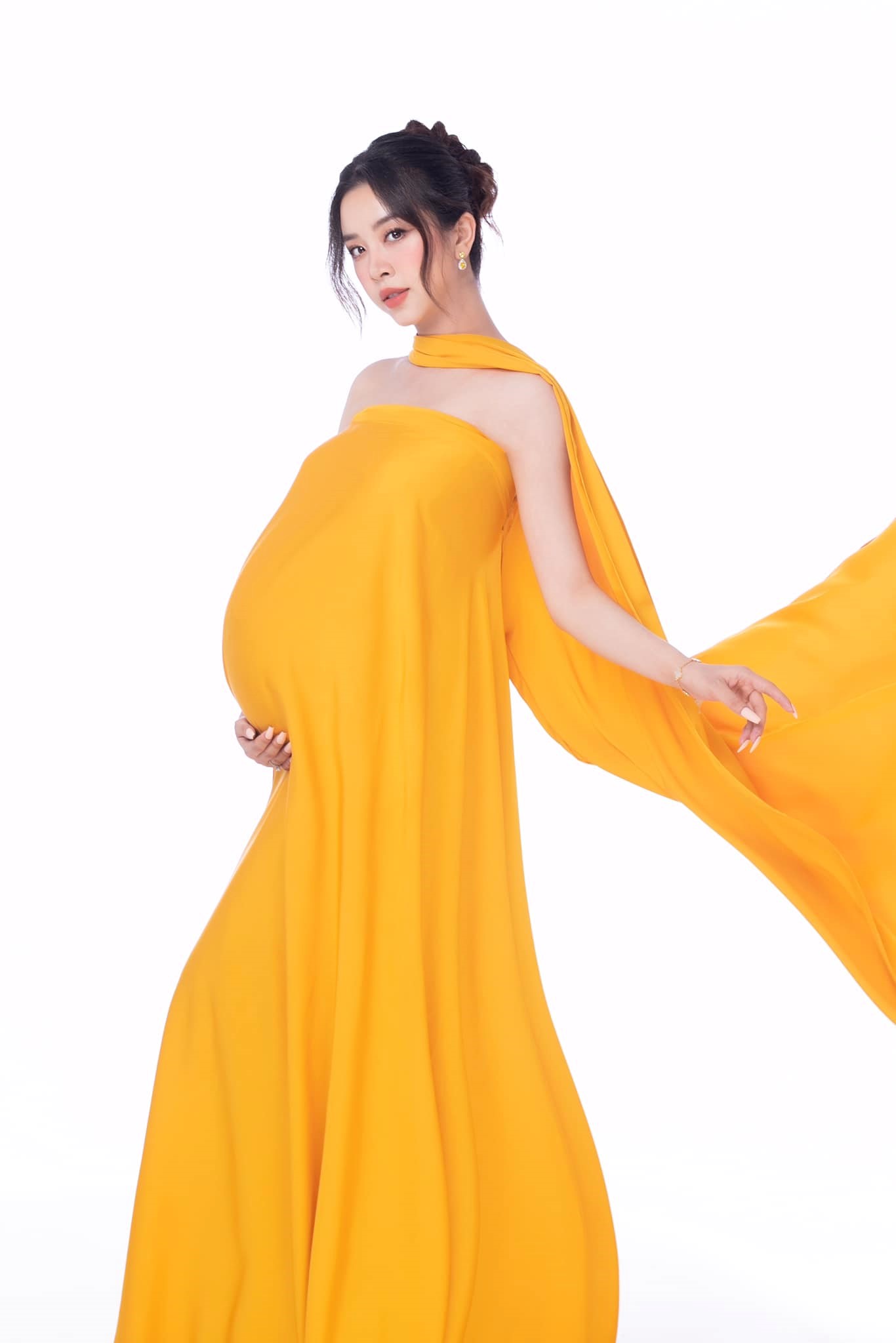 a hau thuy an chinh thuc len tieng truoc tin don sinh con gai dau long1 a hau thuy an chinh thuc len tieng truoc tin don sinh con gai dau long1