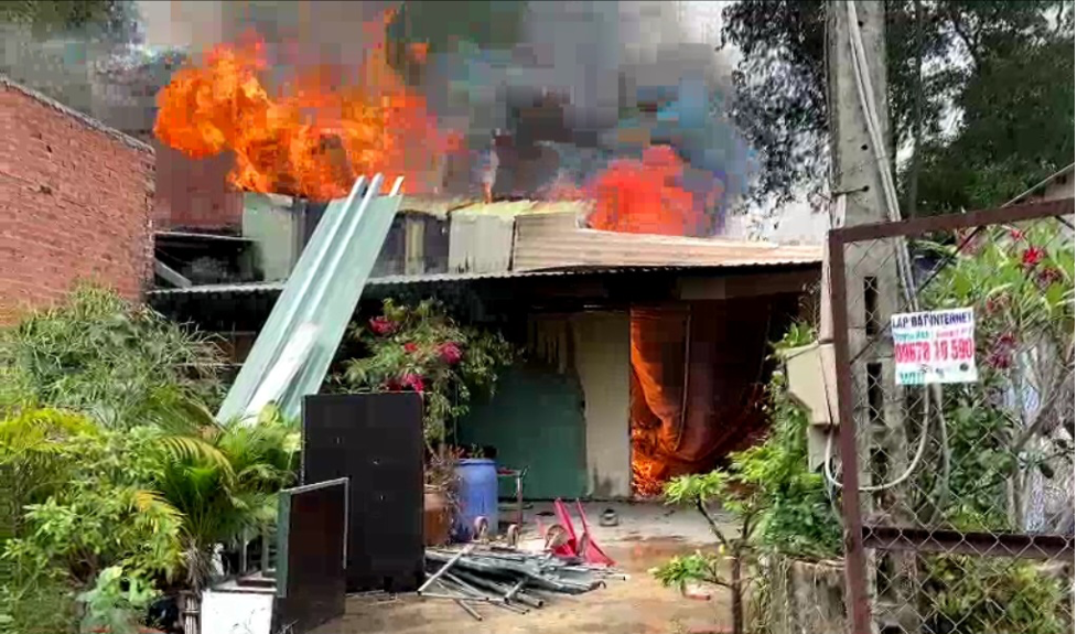 tp hcm sau tieng no lon xuong go o tp thu duc boc chay du doi1