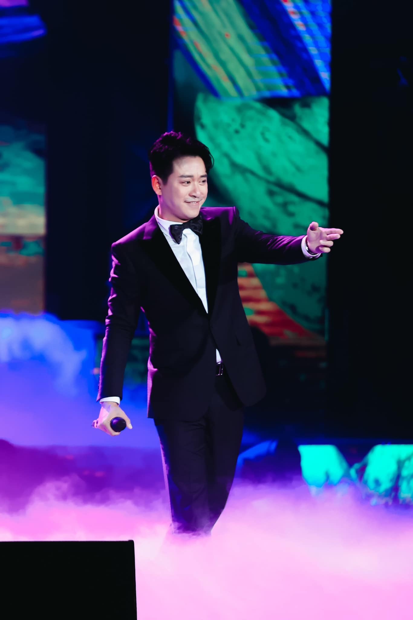 tuan hung buc xuc khi bi loi dung hinh anh ban ve tai hoi cho2 tuan hung buc xuc khi bi loi dung hinh anh ban ve tai hoi cho2