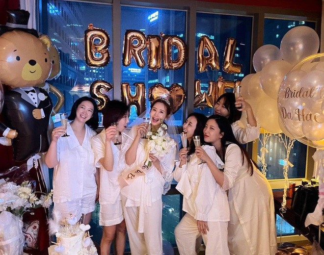 lee da hae duoc ban be to chuc tiec doc than truoc them len xe hoa1