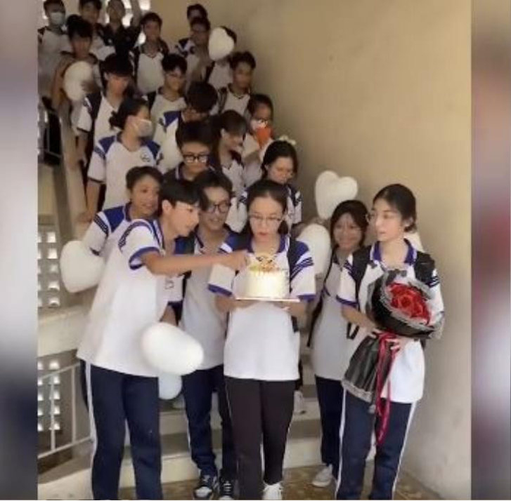 buoi to chuc sinh nhat cua ca lop khien co giao xuc dong vo oa3 buoi to chuc sinh nhat cua ca lop khien co giao xuc dong vo oa3