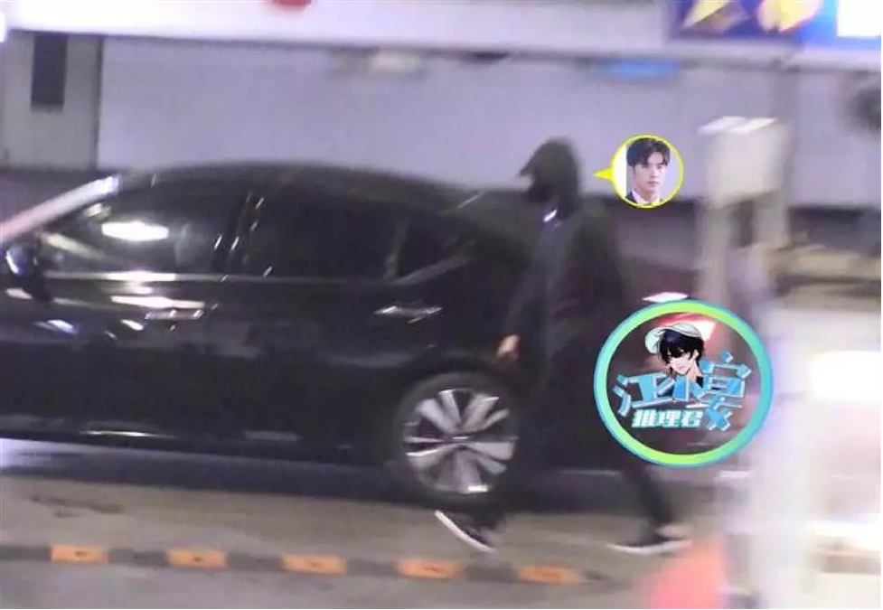 dien trang phuc pha cach co luc na trat nhan loat chi trich1