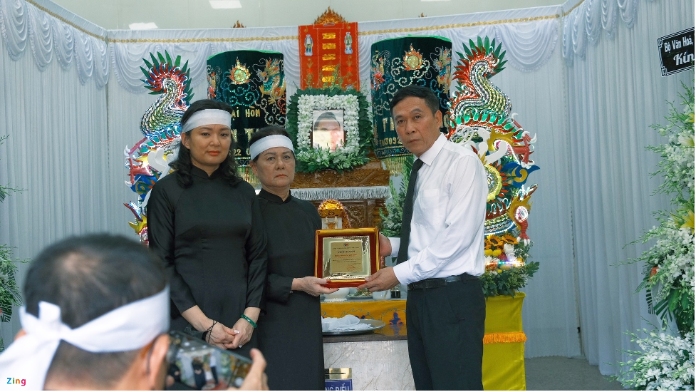 giay phuc xuc dong truoc luc nham mat xuoi tay cua dien vien canh sat hinh su hong duc1 giay phuc xuc dong truoc luc nham mat xuoi tay cua dien vien canh sat hinh su hong duc1