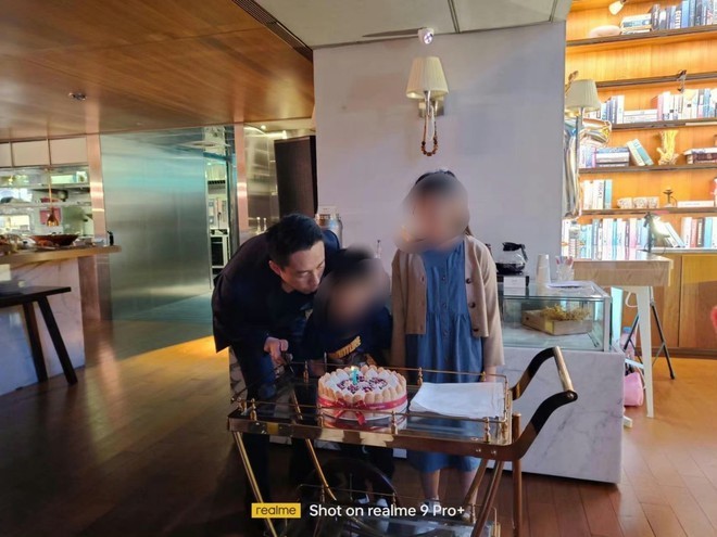 uong tieu phi de lo anh ro mat 2 con tu hy vien co dong thai gay gat uong tieu phi de lo anh ro mat 2 con tu hy vien co dong thai gay gat