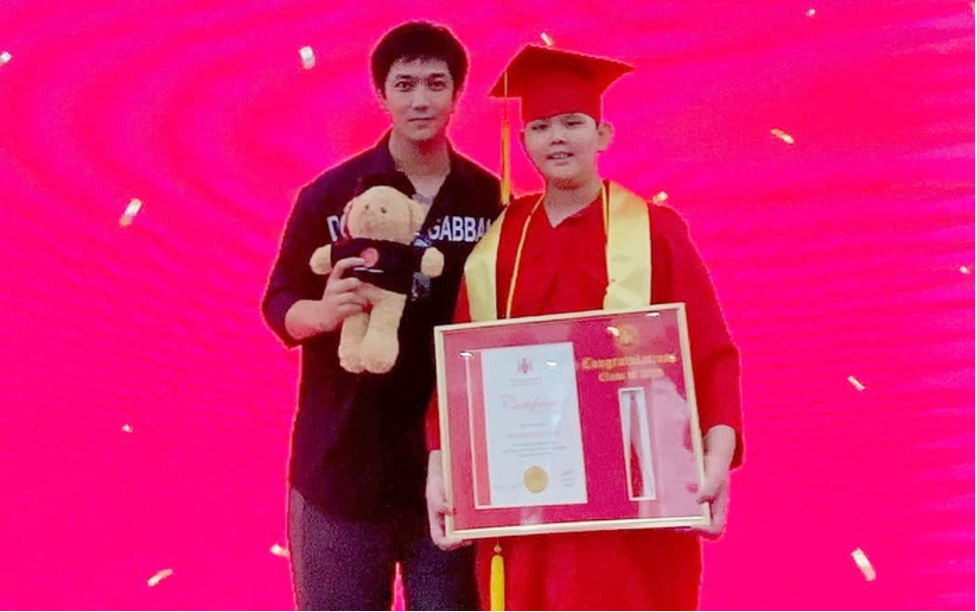trong le tot nghiep cua con trai tim xuc dong tiet lo cuoc song bo don than1 trong le tot nghiep cua con trai tim xuc dong tiet lo cuoc song bo don than1