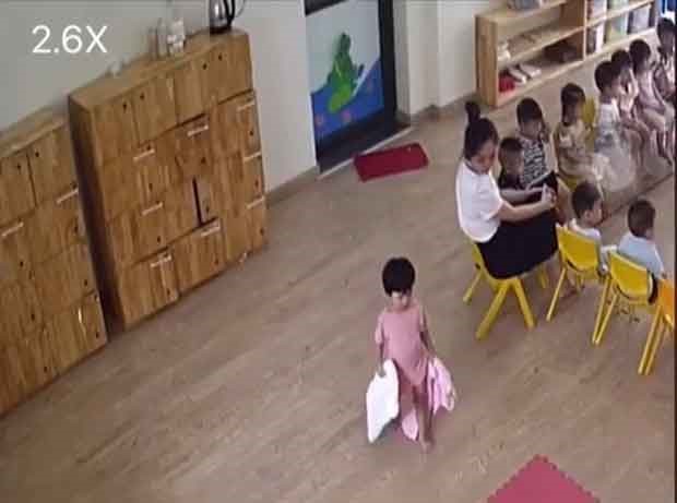 be gai mam non co hanh dong la khong giong ai khien dan tinh bat cuoi be gai mam non co hanh dong la khong giong ai khien dan tinh bat cuoi