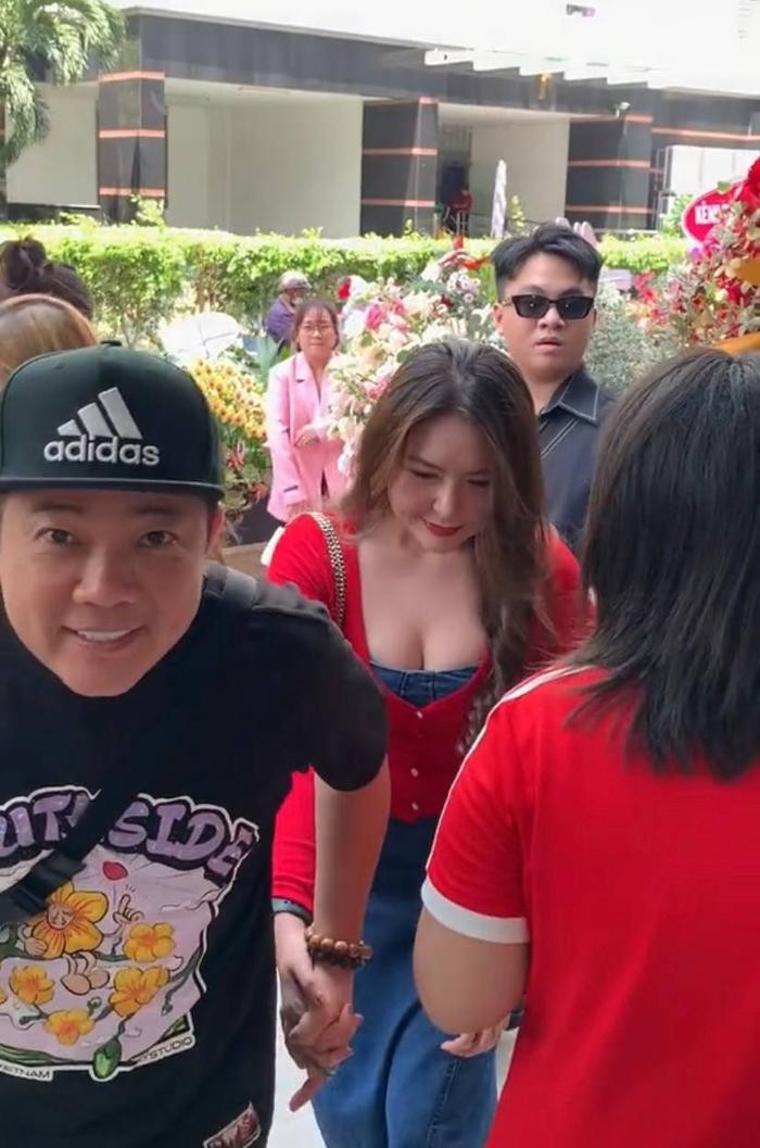 truoc thong tin tay trong tay du su kien cung tro ly sau khi ly di vo hoang meo noi gi 3 truoc thong tin tay trong tay du su kien cung tro ly sau khi ly di vo hoang meo noi gi 3