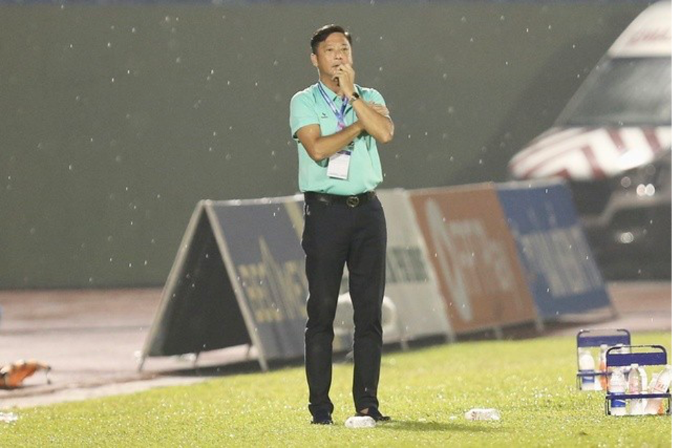 hlv le huynh duc tra loi kheo khi noi ve viec dao han hop dong cua tien linh1
