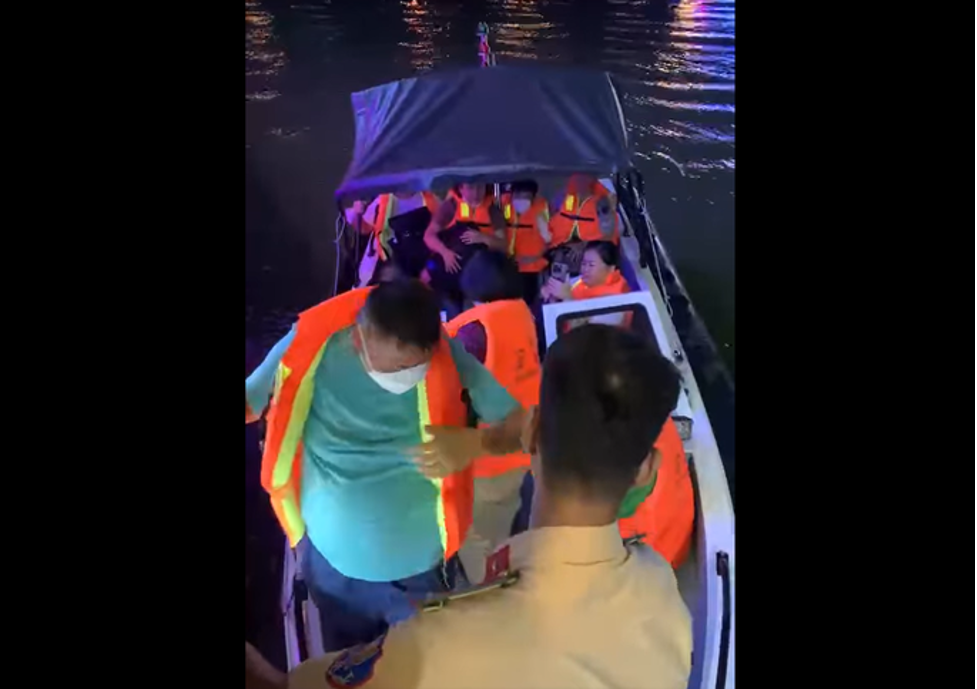 da nang cuu tau du lich mac can tren song han cho 70 hanh khach1 da nang cuu tau du lich mac can tren song han cho 70 hanh khach1