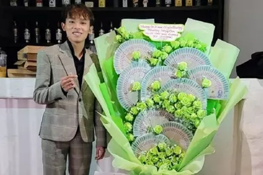 ho van cuong da nhan duoc mot mon qua tri gia hon 100 trieu dong tu mot nguoi an danh ho van cuong da nhan duoc mot mon qua tri gia hon 100 trieu dong tu mot nguoi an danh