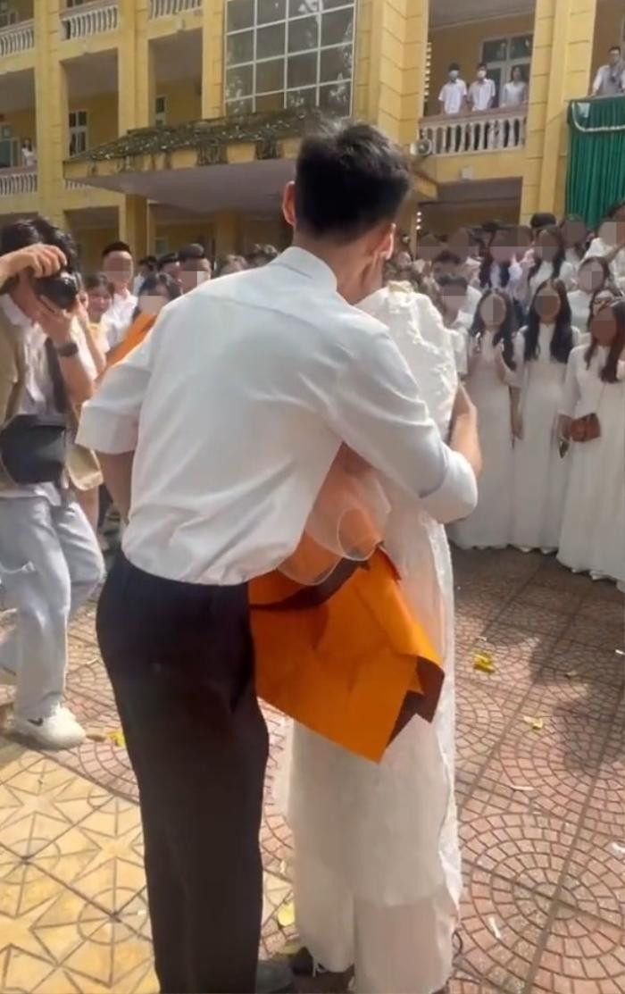xon xao truoc hinh anh nu sinh duoc cau hon tai le tot nghiep cap 3 xon xao truoc hinh anh nu sinh duoc cau hon tai le tot nghiep cap 3