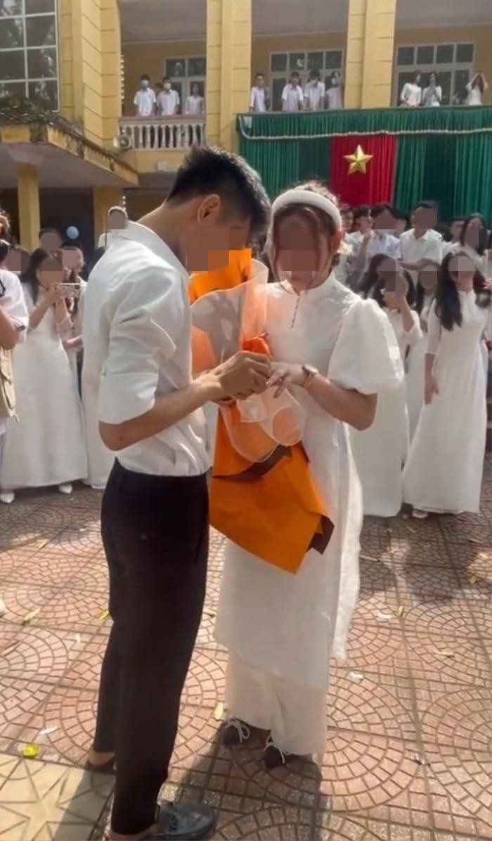 xon xao truoc hinh anh nu sinh duoc cau hon tai le tot nghiep cap 32 xon xao truoc hinh anh nu sinh duoc cau hon tai le tot nghiep cap 32