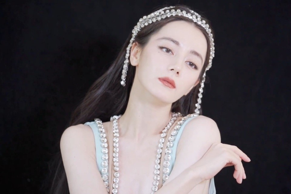 dich le nhiet ba gap rac roi boi trang phuc phan cam tren tham do bazaar icons 20233 dich le nhiet ba gap rac roi boi trang phuc phan cam tren tham do bazaar icons 20233