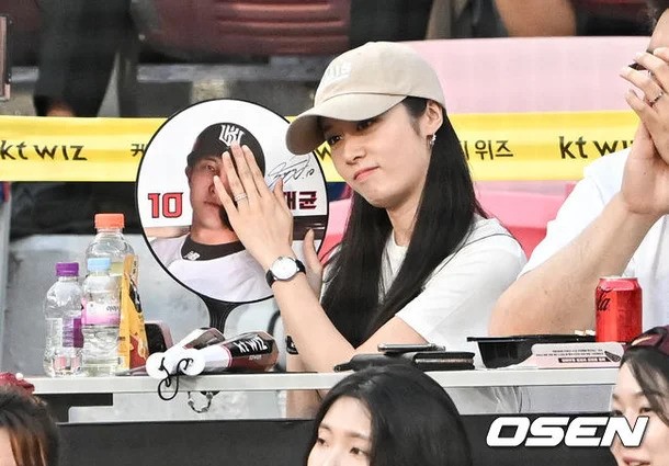 den xem chong thi dau jiyeon t ara bi binh luan vien soi moi doi tu2 den xem chong thi dau jiyeon t ara bi binh luan vien soi moi doi tu2