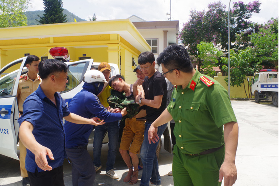 bat giu nguoi chong dung dao dam vo roi bo tron vao rung tai lai chau21 bat giu nguoi chong dung dao dam vo roi bo tron vao rung tai lai chau21