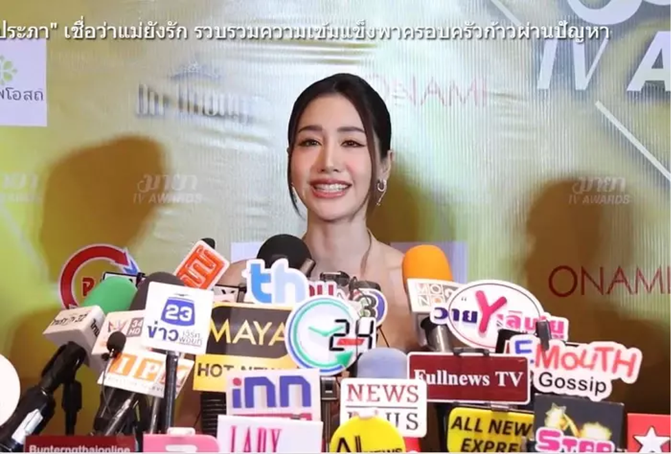 nu dien vien thai lan bi me ruot dang bai tu mat