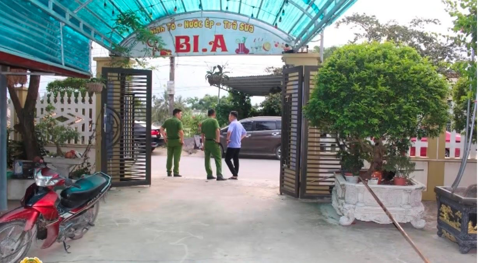 thanh hoa tuy tim nguoi chem ban do mau thuan trong quan ca phe2 thanh hoa tuy tim nguoi chem ban do mau thuan trong quan ca phe2