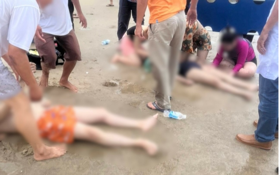binh thuan 7 du khach suyt bi chet duoi khi dang tam bien duoc cuu chua kip thoi