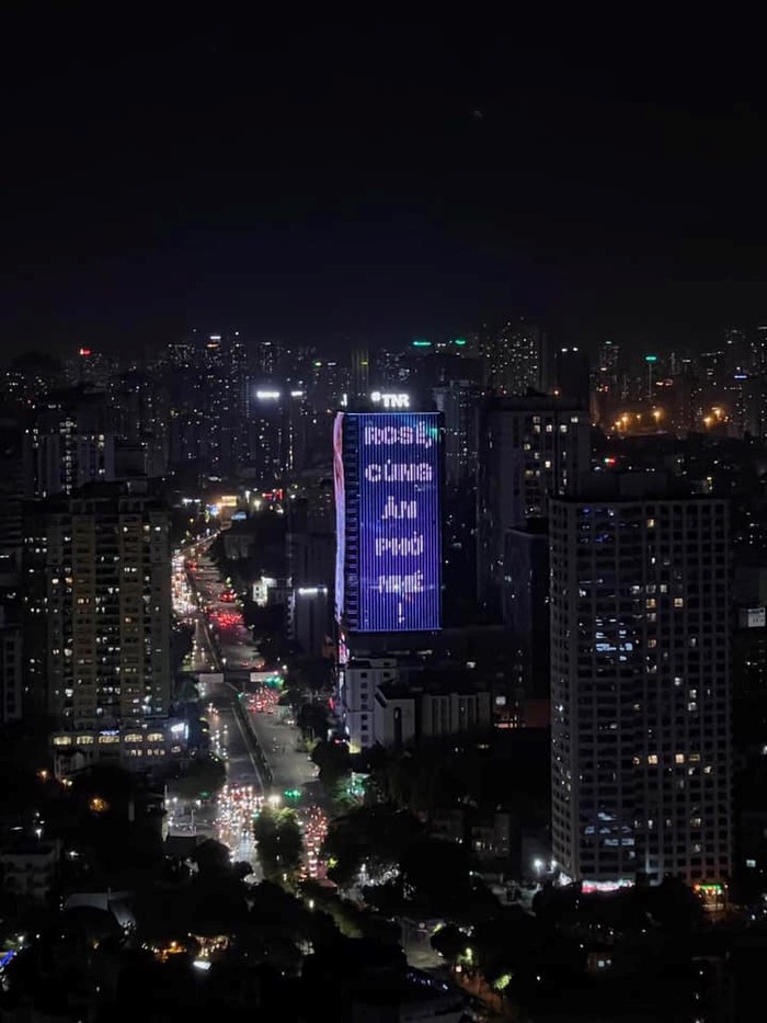 hinh anh rose blackpink bat ngo xuat hien tren man hinh led huong ra 3 mat pho lon o ha noi2 hinh anh rose blackpink bat ngo xuat hien tren man hinh led huong ra 3 mat pho lon o ha noi2
