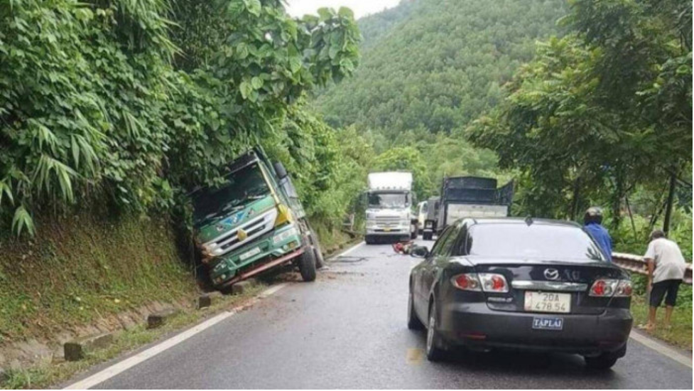 nam dinh 2 nguoi bi tau tong tu vong khi co vuot gac chan duong sat nam dinh 2 nguoi bi tau tong tu vong khi co vuot gac chan duong sat