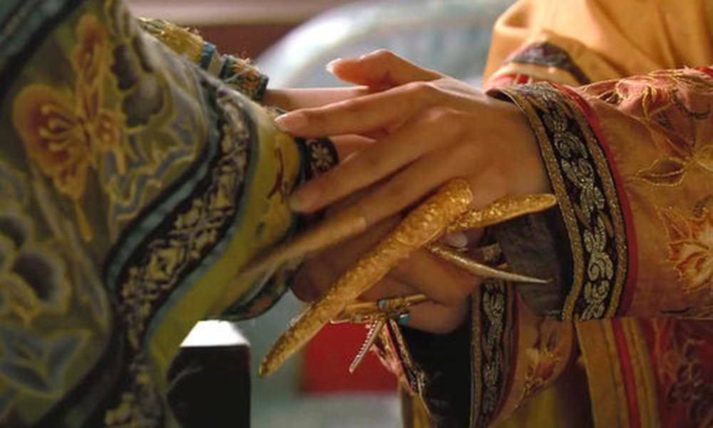 bi mat ve chiec tui gam tu hy thai hau nam chat trong tay khi qua doi2 bi mat ve chiec tui gam tu hy thai hau nam chat trong tay khi qua doi2