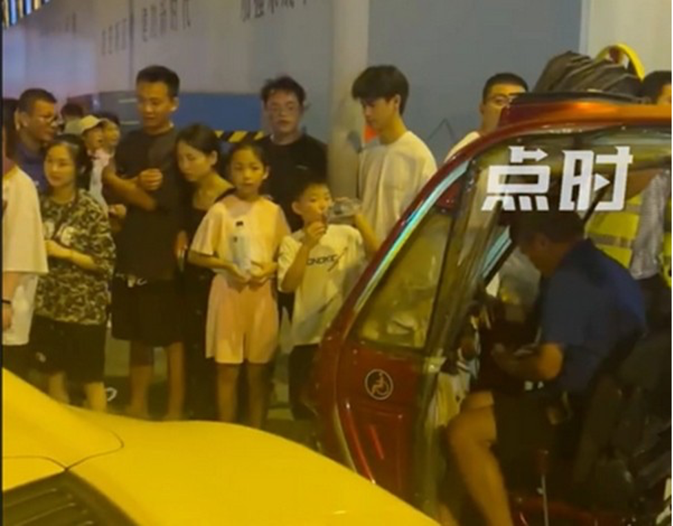 trung quoc va cham voi sieu xe ferrari 15 ty nguoi dan ong bi chu xe bat den bu so tien kho tin3 trung quoc va cham voi sieu xe ferrari 15 ty nguoi dan ong bi chu xe bat den bu so tien kho tin3