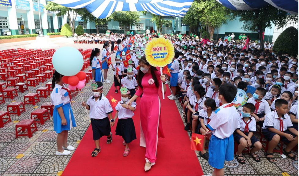 ha noi khong bat buoc hoc sinh mua dong phuc moi2