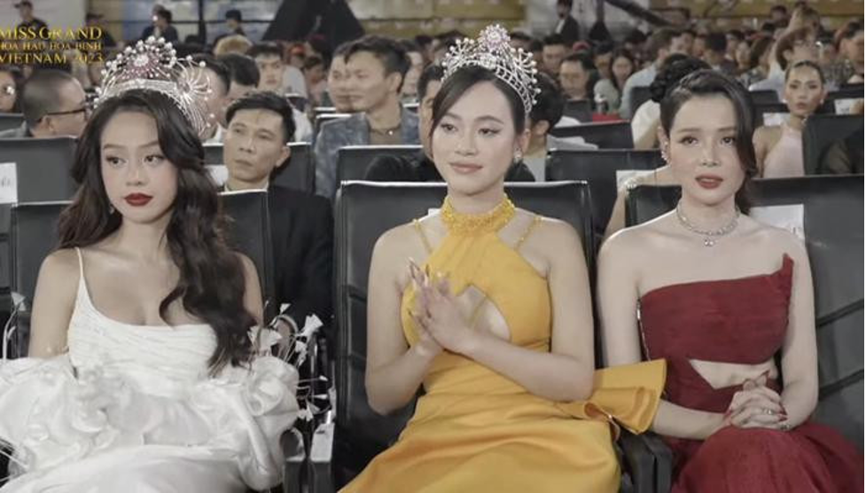 tranh cai chuyen mot minh hoa hau bao ngoc duoc xuong ten giua dan nguoi dep hoa a hau tranh cai chuyen mot minh hoa hau bao ngoc duoc xuong ten giua dan nguoi dep hoa a hau