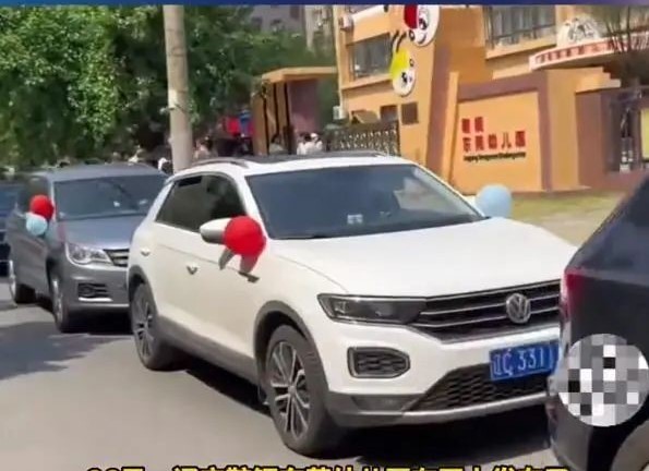 tranh cai truong mau giao to chuc le tot nghiep cho con bang o to cong dong mang the con gia dinh khong co xe2 tranh cai truong mau giao to chuc le tot nghiep cho con bang o to cong dong mang the con gia dinh khong co xe2