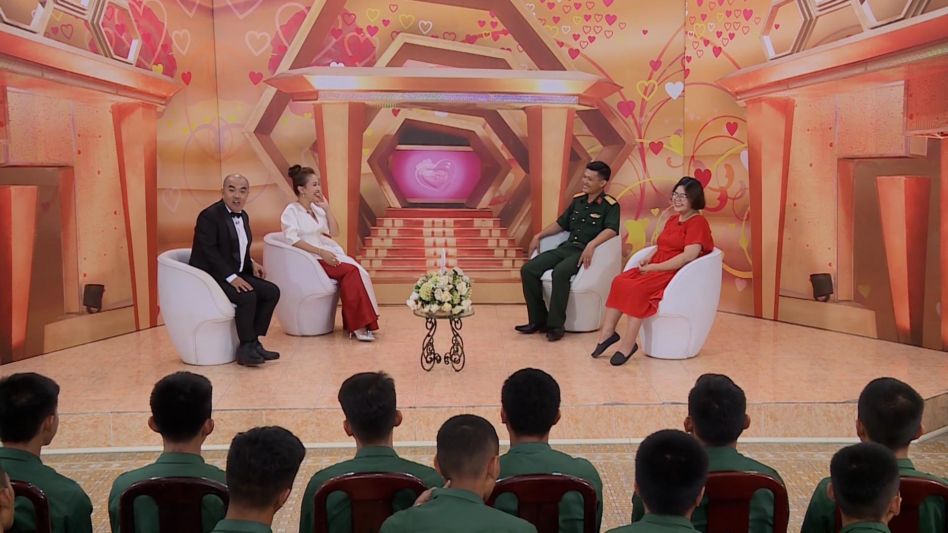 co gai xinh dep noi doi gia dinh de len hen ho voi anh quan nhan va cai ket nga ngua2 co gai xinh dep noi doi gia dinh de len hen ho voi anh quan nhan va cai ket nga ngua2
