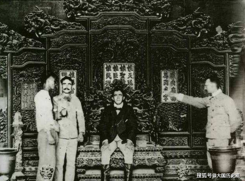 bi an chiec ghe rong duoc dat trong tu cam thanh khien ai nghe xong cung phai rung minh bi an chiec ghe rong duoc dat trong tu cam thanh khien ai nghe xong cung phai rung minh