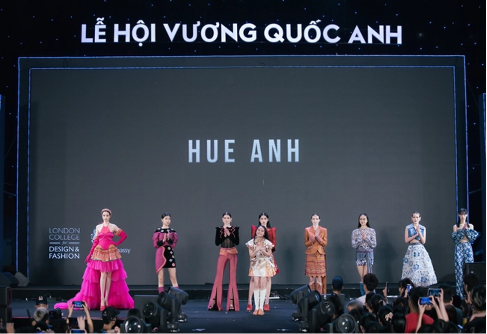 trinh dien thoi trang tai vuong quoc anh 2023 trinh dien thoi trang tai vuong quoc anh 2023