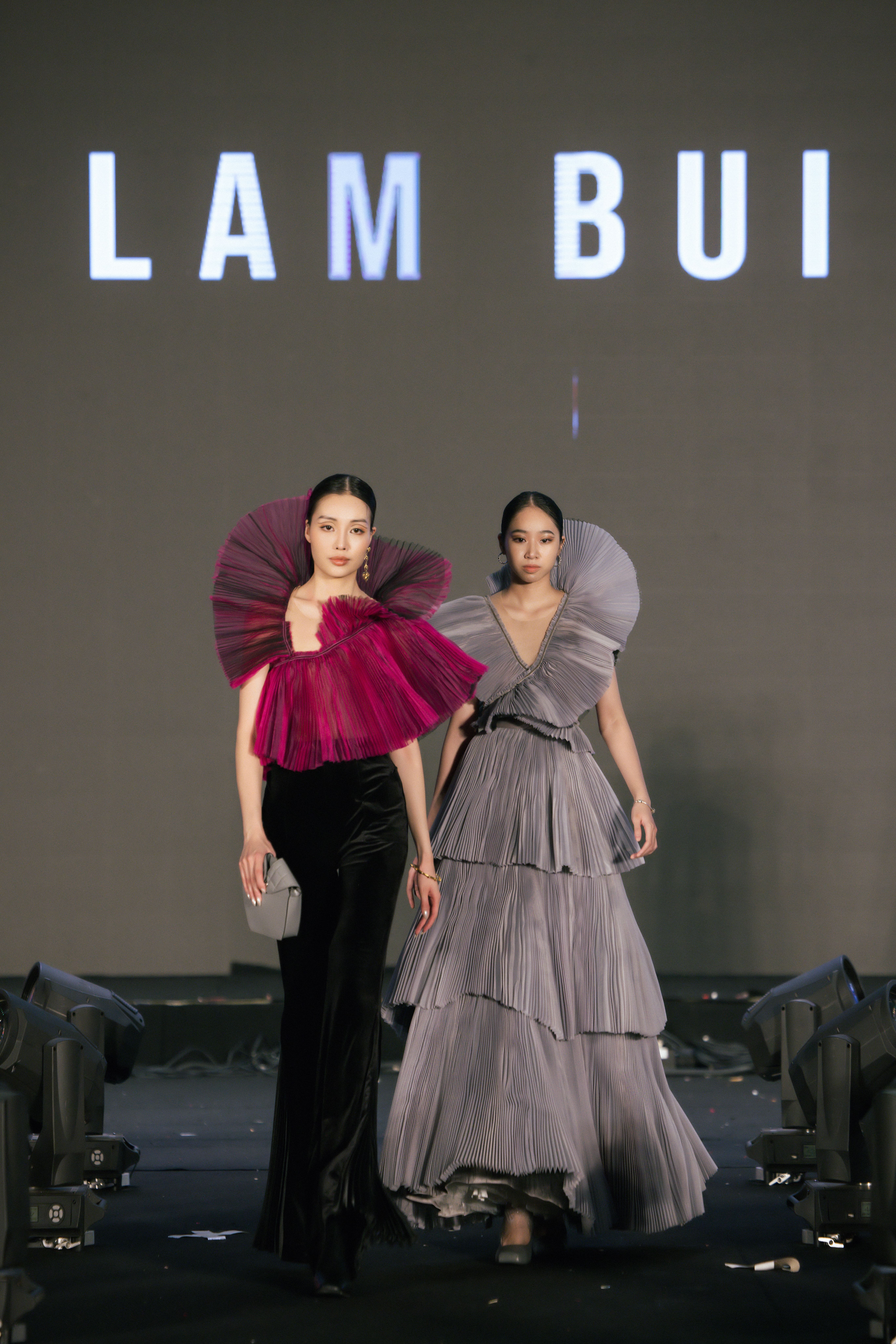 trinh dien thoi trang tai vuong quoc anh 20231 min trinh dien thoi trang tai vuong quoc anh 20231 min