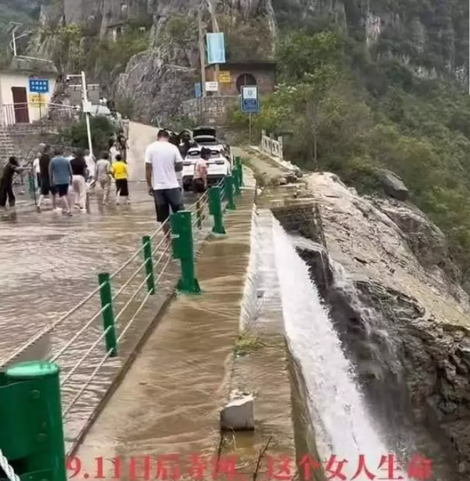 trung quoc treo qua lan can de nhat dien thoai nguoi phu nu tu vong sau khi roi xuong thac nuoc cao 40m trung quoc treo qua lan can de nhat dien thoai nguoi phu nu tu vong sau khi roi xuong thac nuoc cao 40m