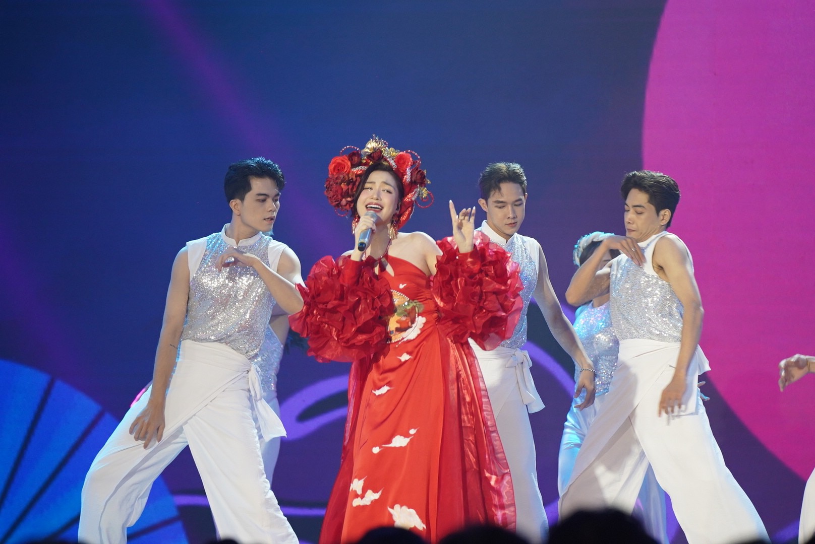 my tam muon me len san khau hat cung nhung me khong chiu 