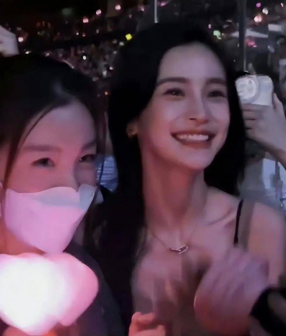 angelababy dung truoc nguy co bi tay chay nang ne sau khi xem lisa dien o cau lac bo thoat y1 angelababy dung truoc nguy co bi tay chay nang ne sau khi xem lisa dien o cau lac bo thoat y1