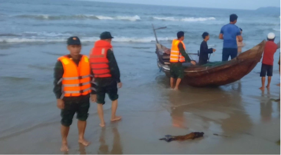 thua thien hue hai hoc sinh lop 9 o hue duoi nuoc khi di tam bien2 thua thien hue hai hoc sinh lop 9 o hue duoi nuoc khi di tam bien2