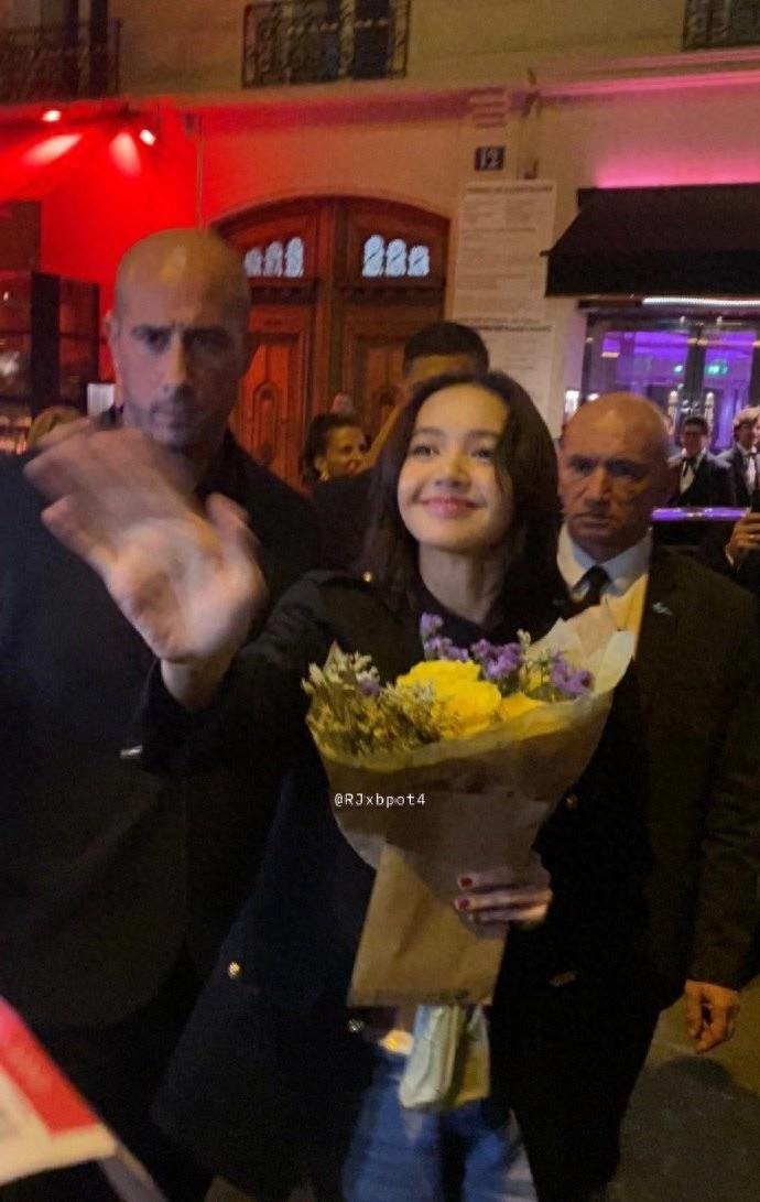 noi tieng nghiem khac voi con gai bat ngo truoc thai do cua me lisa blackpink khi con gai dien o cau lac bo thoat y