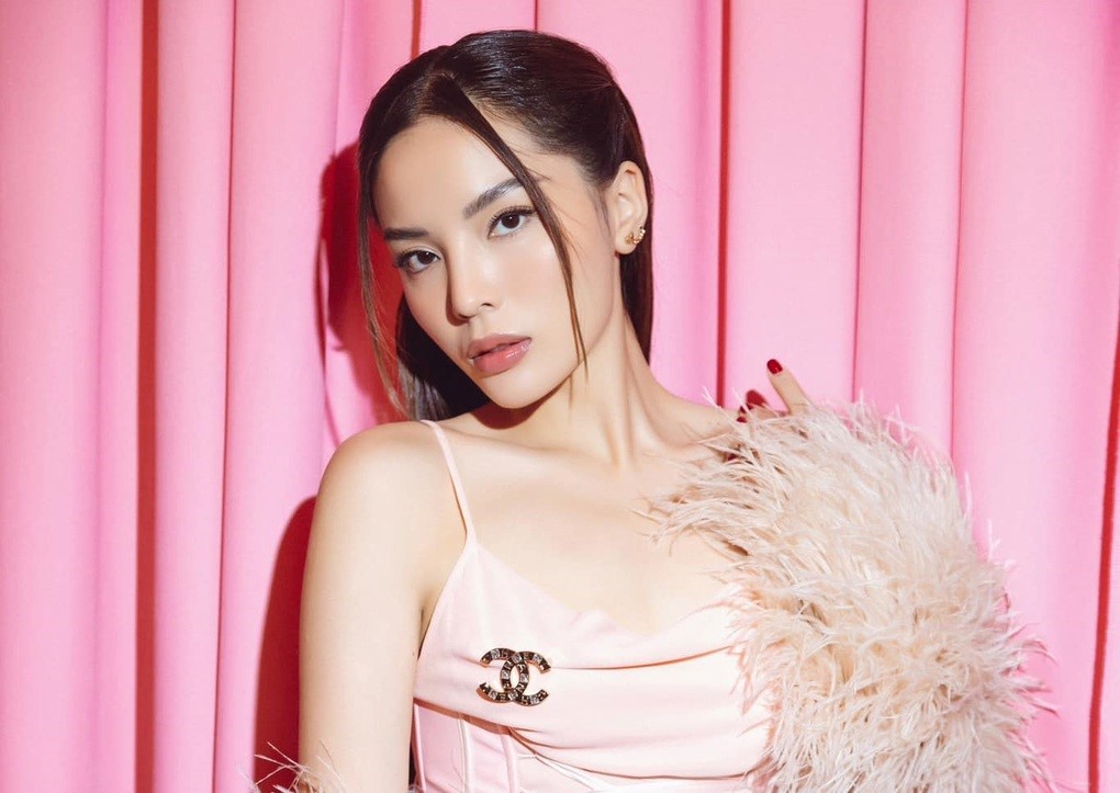nhung hoa hau tung vuong on ao di bar hut bong cuoi nhan chi trich nang ne tu du luan3 nhung hoa hau tung vuong on ao di bar hut bong cuoi nhan chi trich nang ne tu du luan3