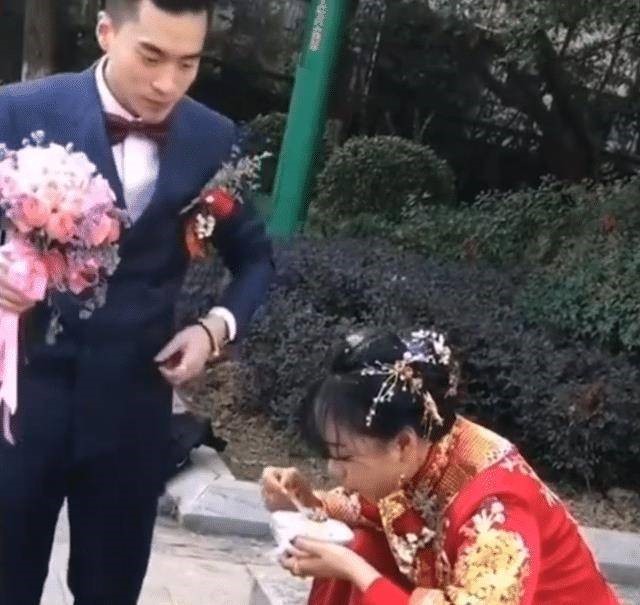 cap vo chong ngoi xom ben duong an com su that dang sau khien cu dan mang do khoc do cuoi cap vo chong ngoi xom ben duong an com su that dang sau khien cu dan mang do khoc do cuoi