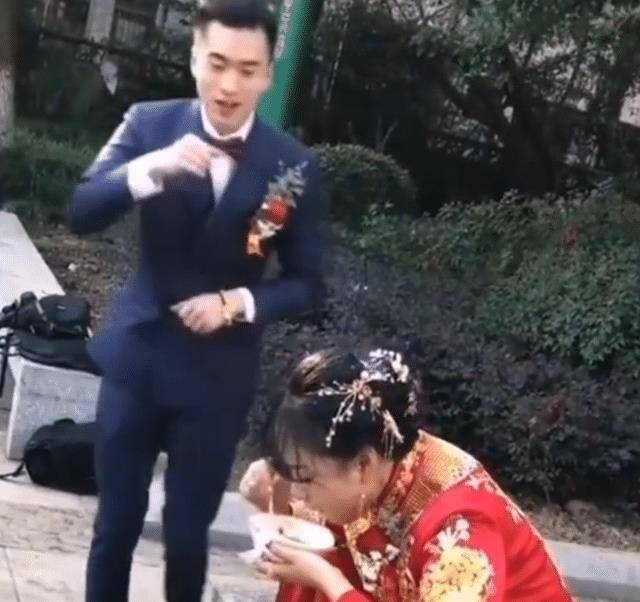 cap vo chong ngoi xom ben duong an com su that dang sau khien cu dan mang do khoc do cuoi2 cap vo chong ngoi xom ben duong an com su that dang sau khien cu dan mang do khoc do cuoi2